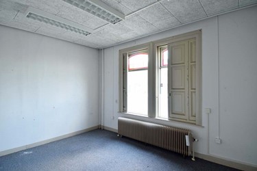 <p>Het vertrek rechtsvoor op de begane grond met zicht op de vensters met schuifblinden. </p>

